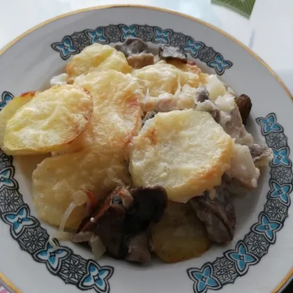 Картофель с курицей и грибами под сыром