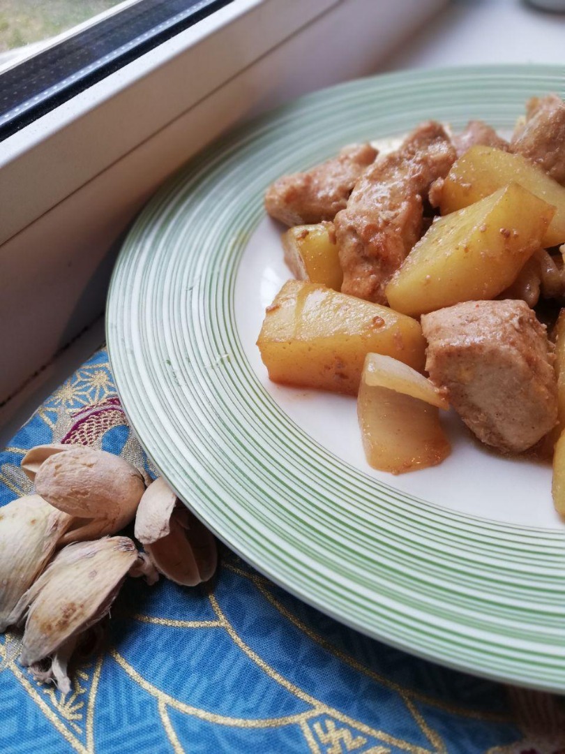 Картофель, запеченный со свиной грудинкой - рецепт с фото