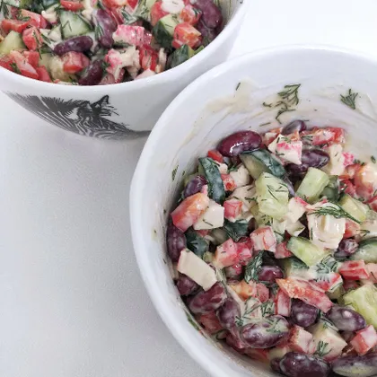 Лёгкий салат из фасоли и крабовых палочек с овощами