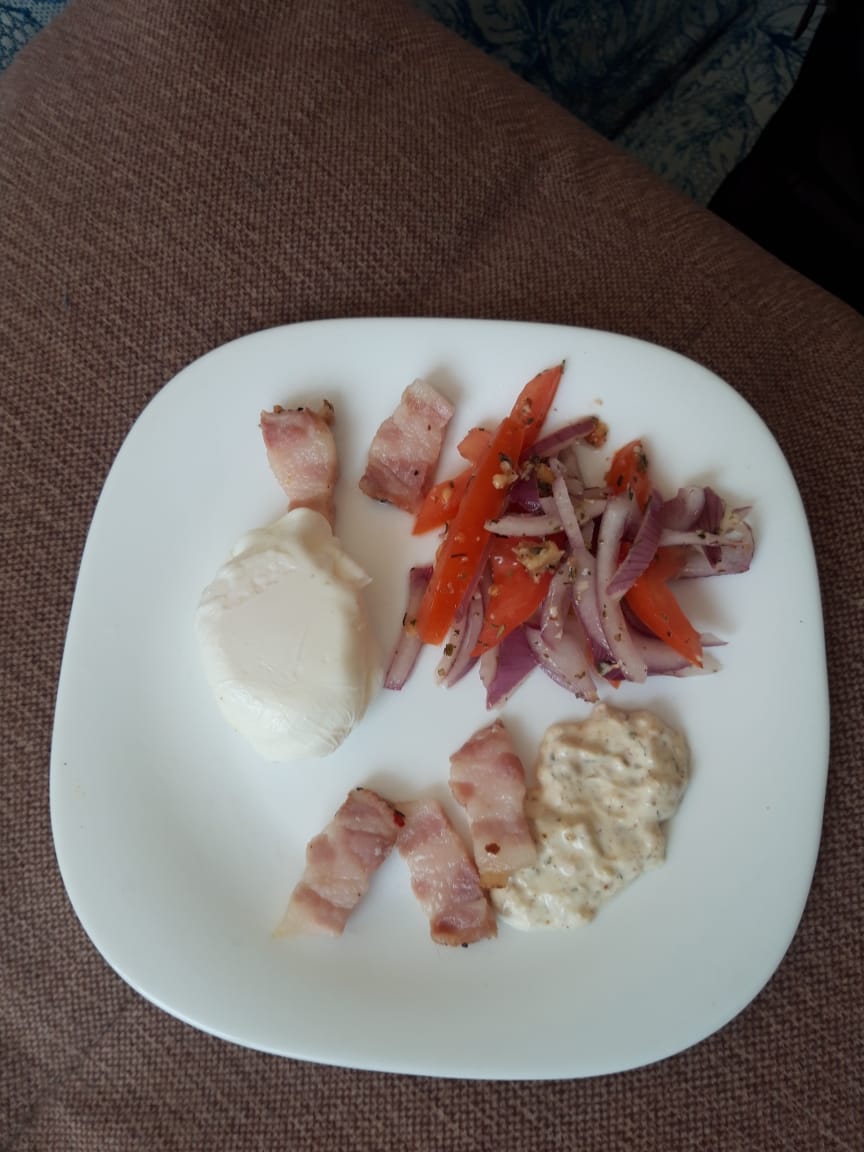 Яйцо пашот с грудинкой, салатом и банановым соусом!