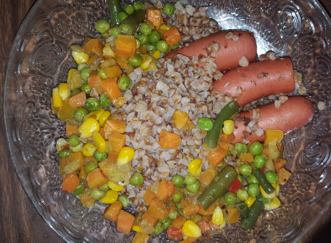 Гречка с овощами и сосисками