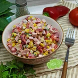 Салат с кукурузой и колбасой