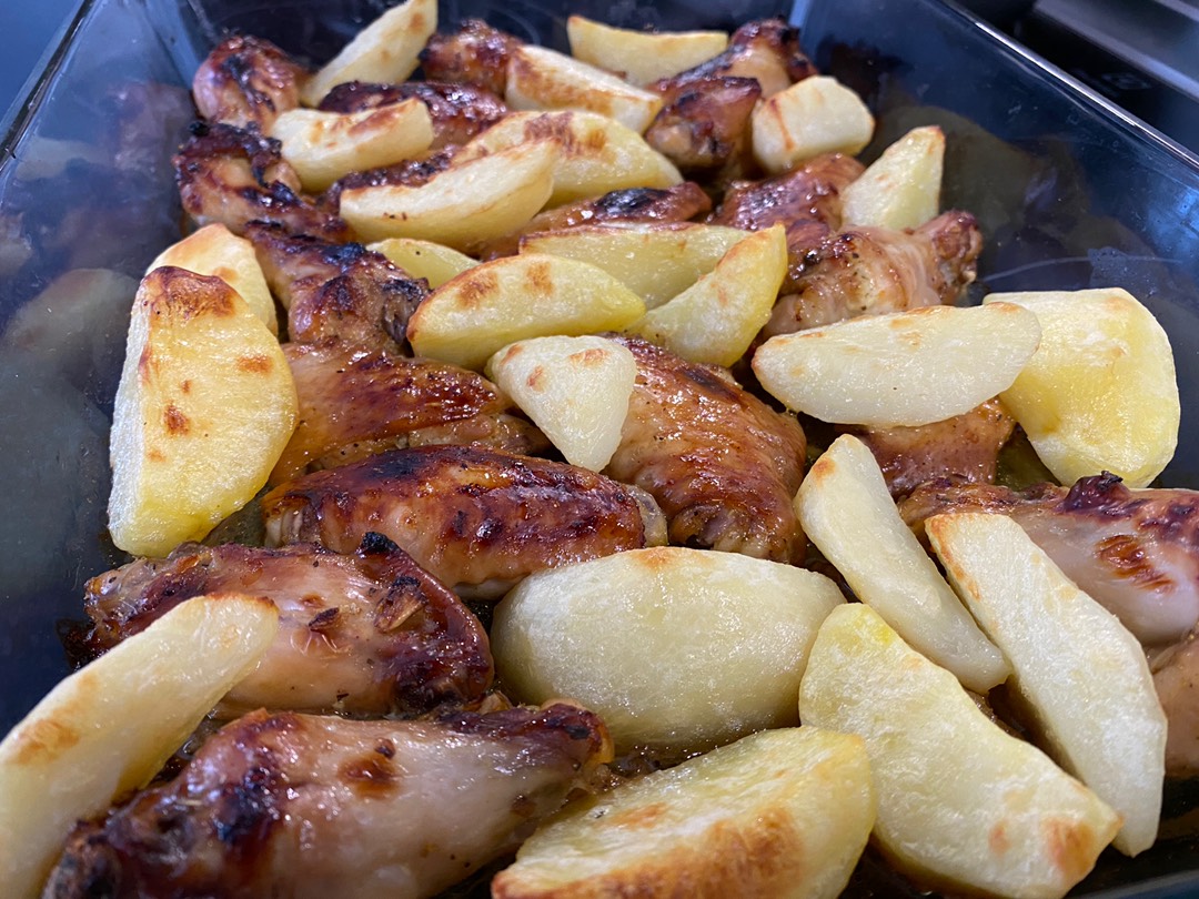 Крылышки с картошкой в духовке: рецепт