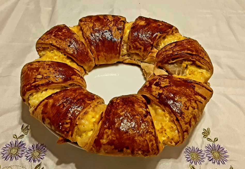 Пирог-венок с беконом, сыром и яйцом
