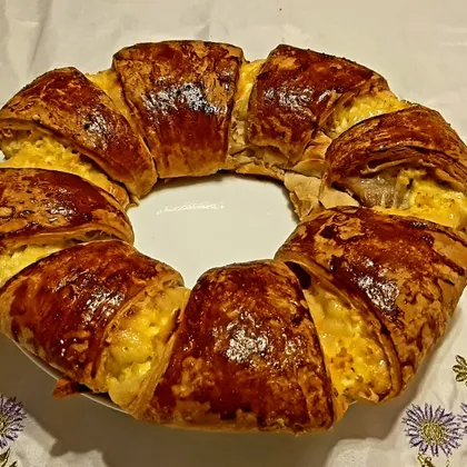 Пирог-венок с беконом, сыром и яйцом