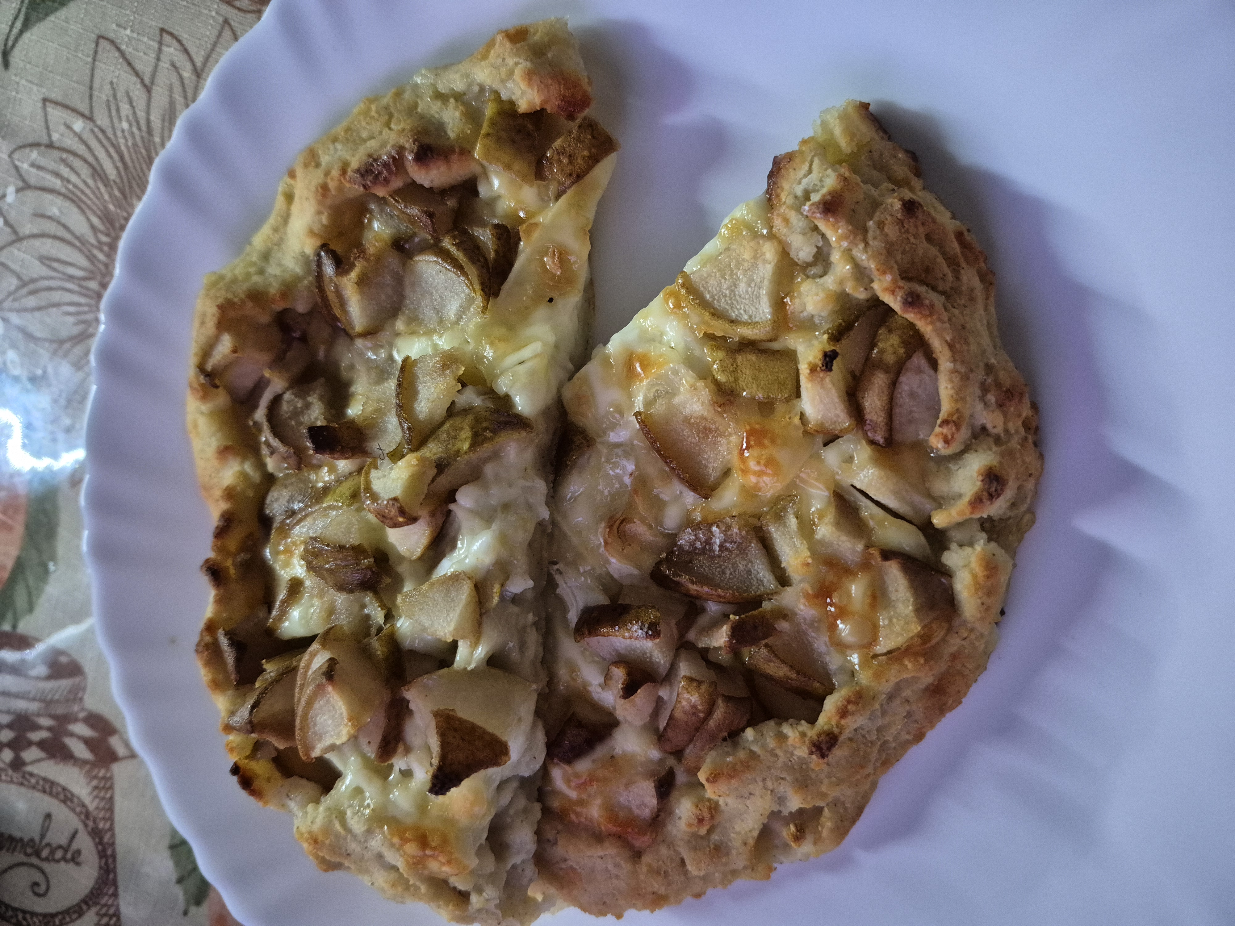 Творожная галета с грушей и сыром камамбер