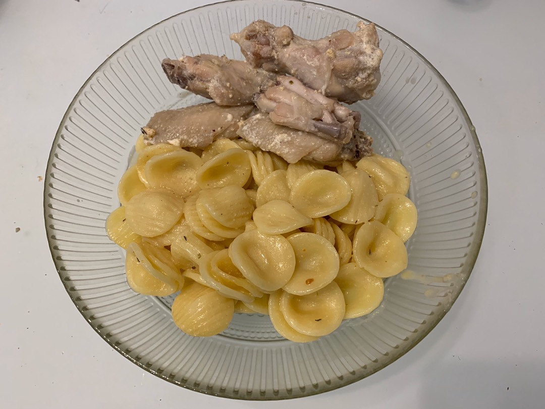 Крылья тушеные с макарошками