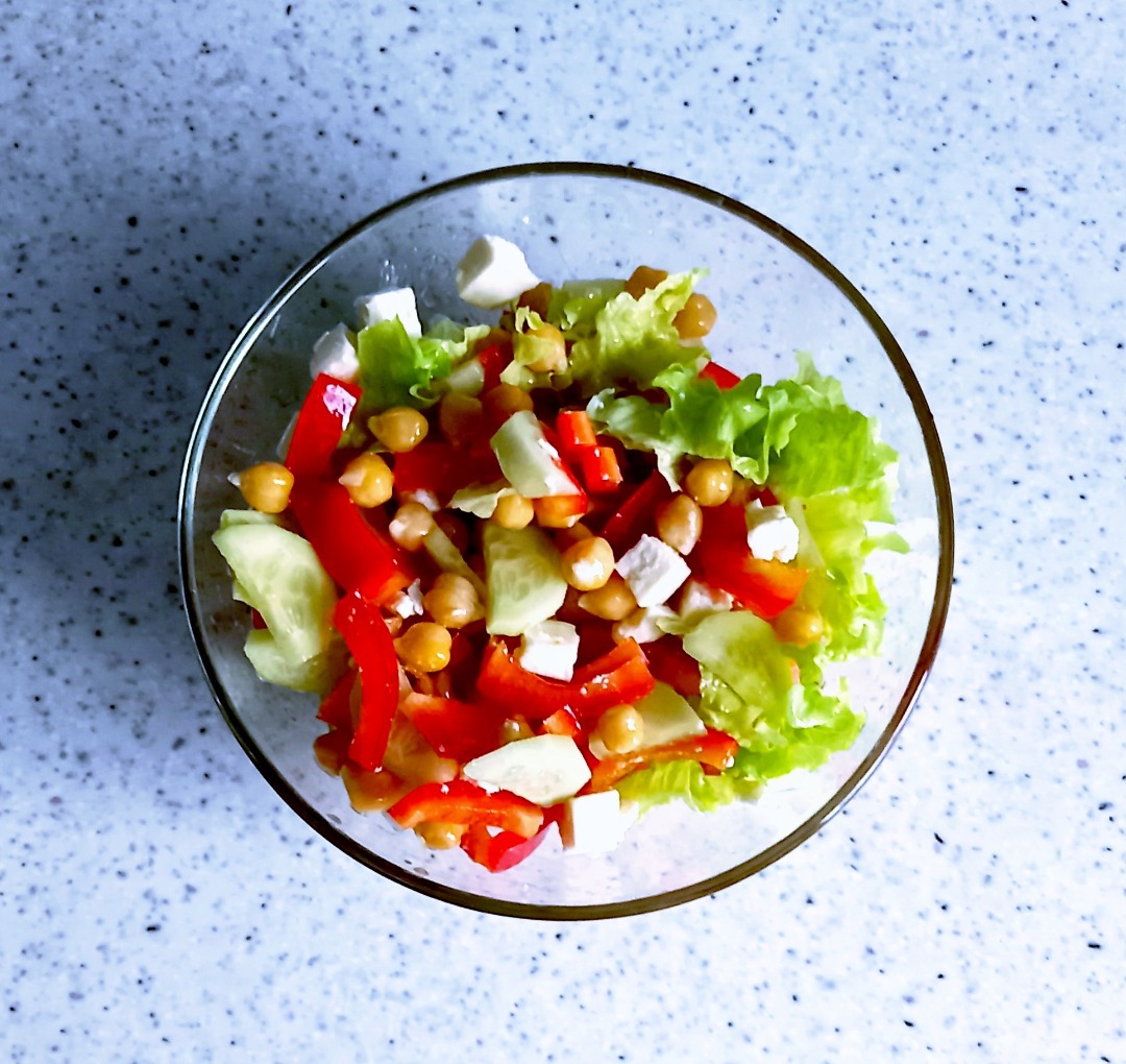 Овощной салат с нутом и брынзой