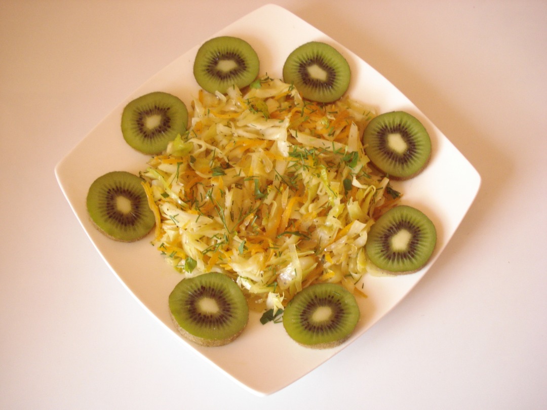 Капуста тушеная и киви