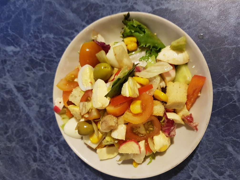 Салат из овощей с курицей и сухариками