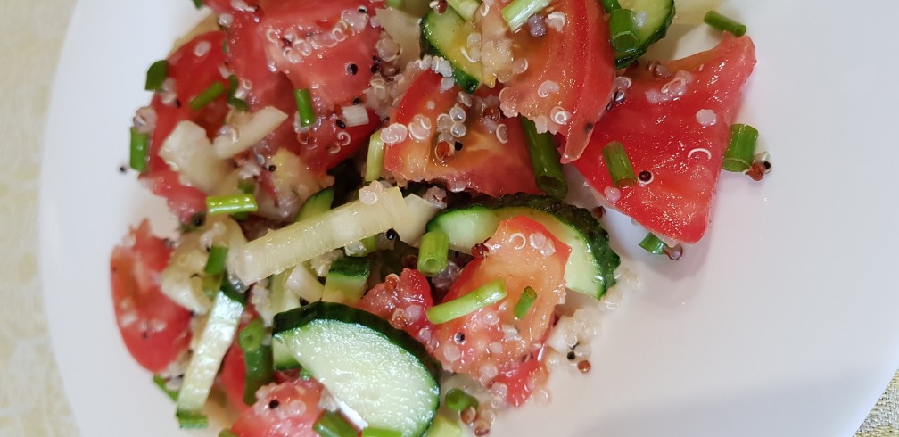 Салат с киноа и овощами
