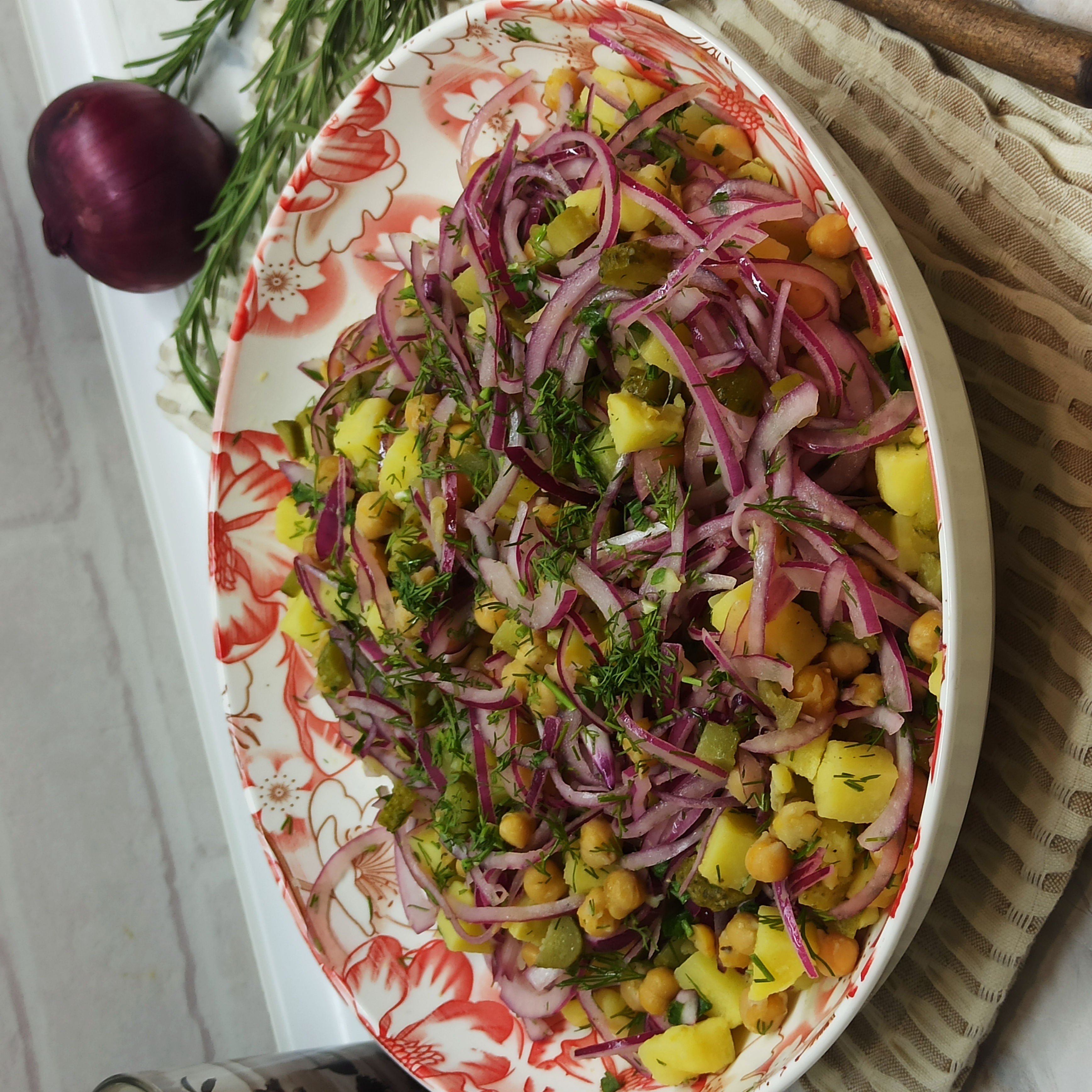 Теплый салат с нутом, картофелем и маринованными огурцами