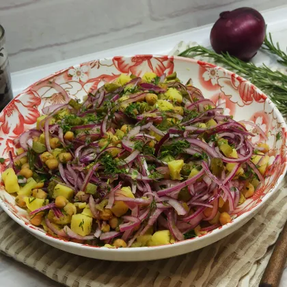 Теплый салат с нутом, картофелем и маринованными огурцами