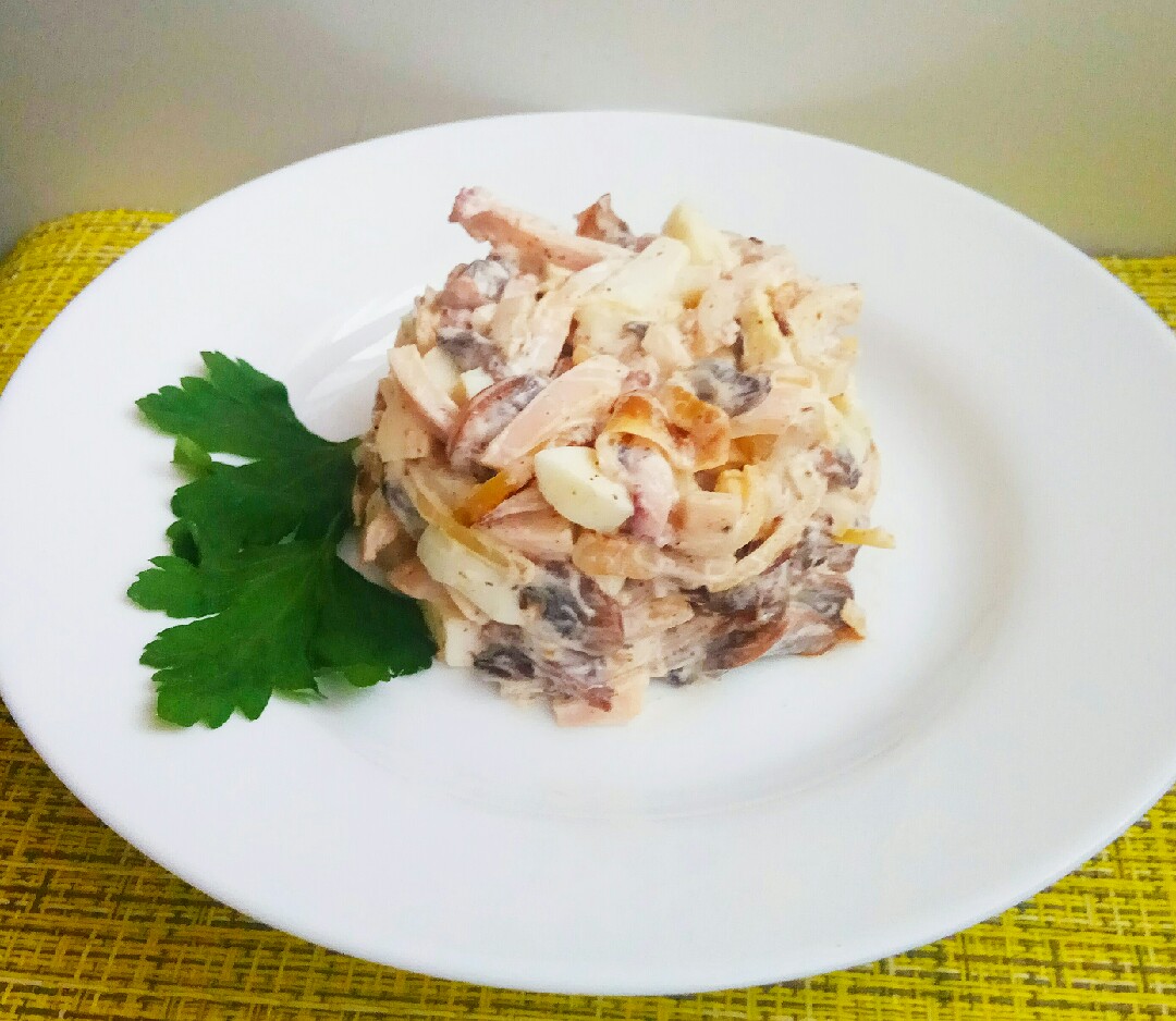Салат с кальмаром, огурцом, яйцом и луком простой рецепт пошаговый
