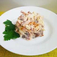 Салат с кальмарами, жареными шампиньонами, луком и яйцами