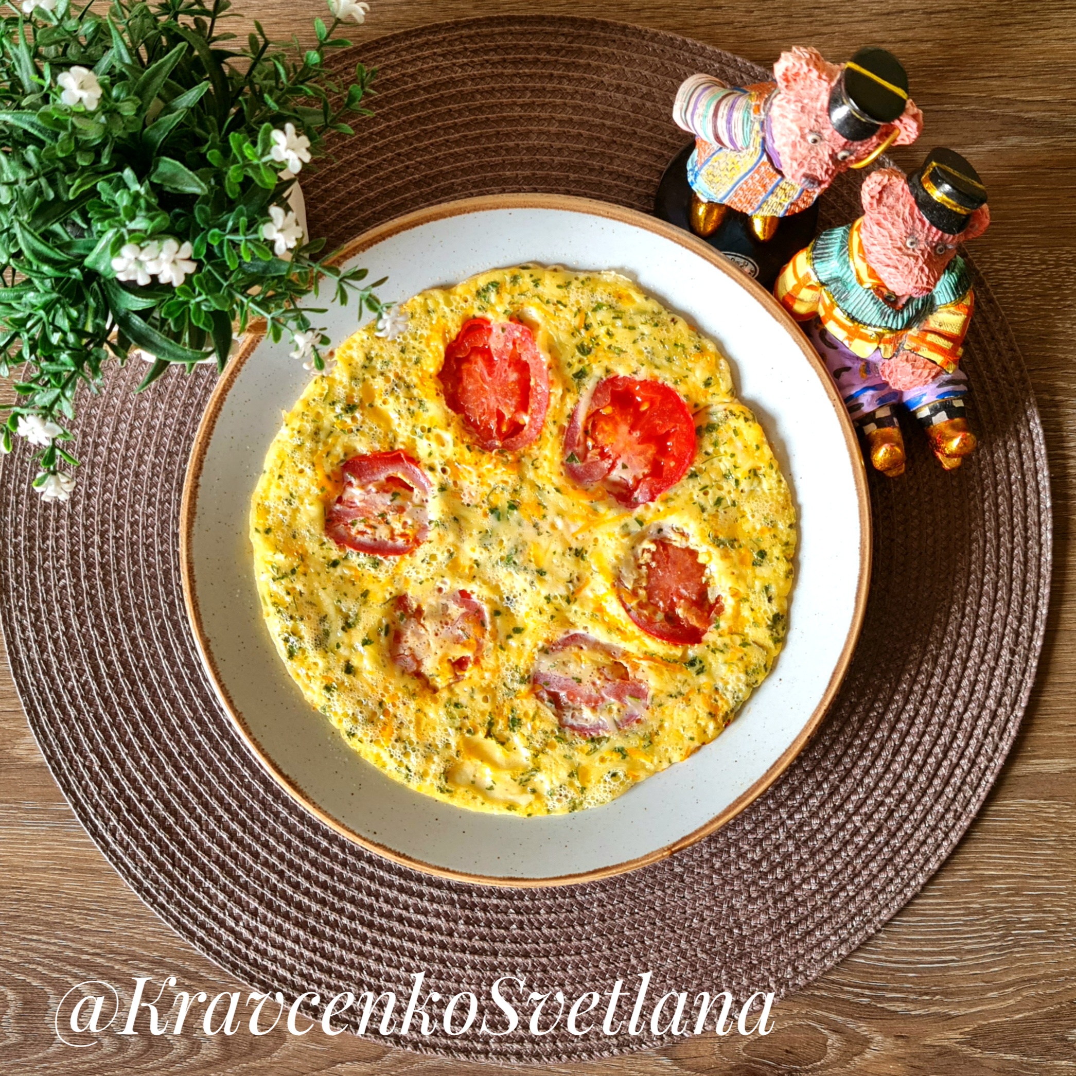 Яичница с помидорами и сыром