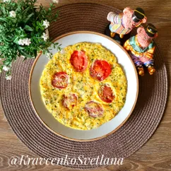 Яичница с помидорами и сыром