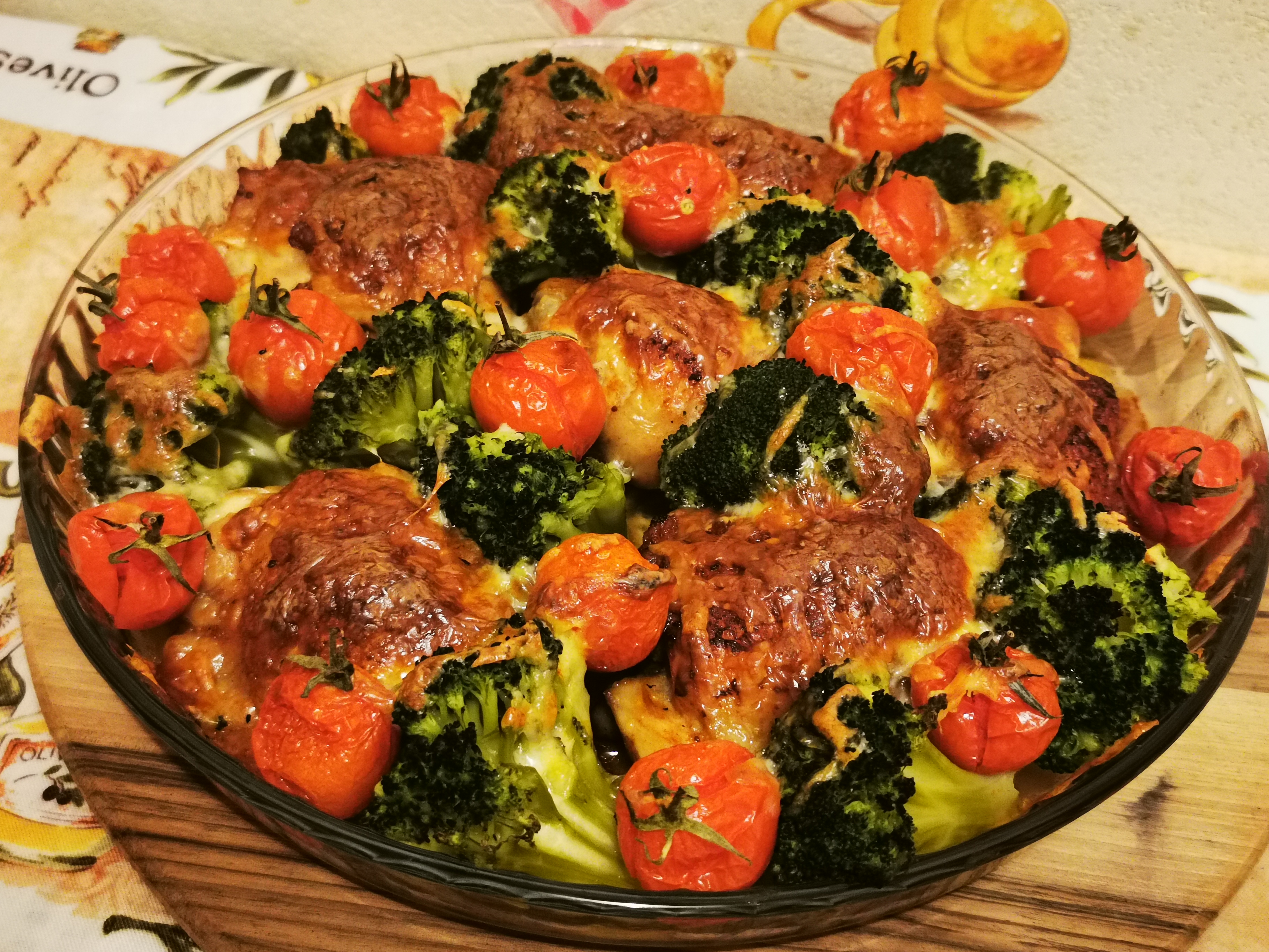 Курица с брокколи и помидорами черри