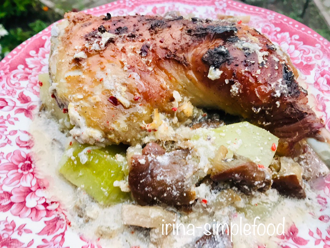 Окорочка куриные с кабачками и грибами в сметане-чесночном соусе