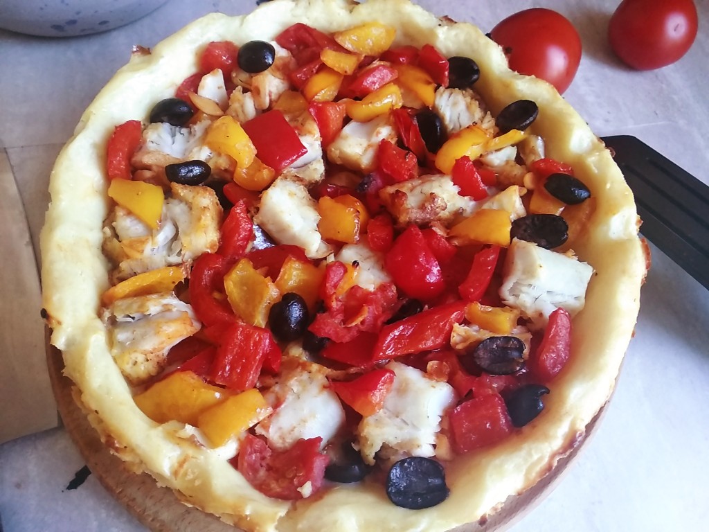 Картофельная тарелка с рыбой и овощами