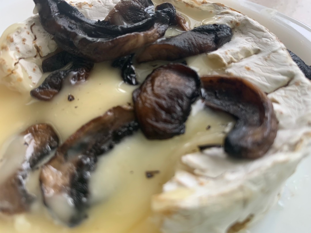 Запечённый бри с шампиньонами