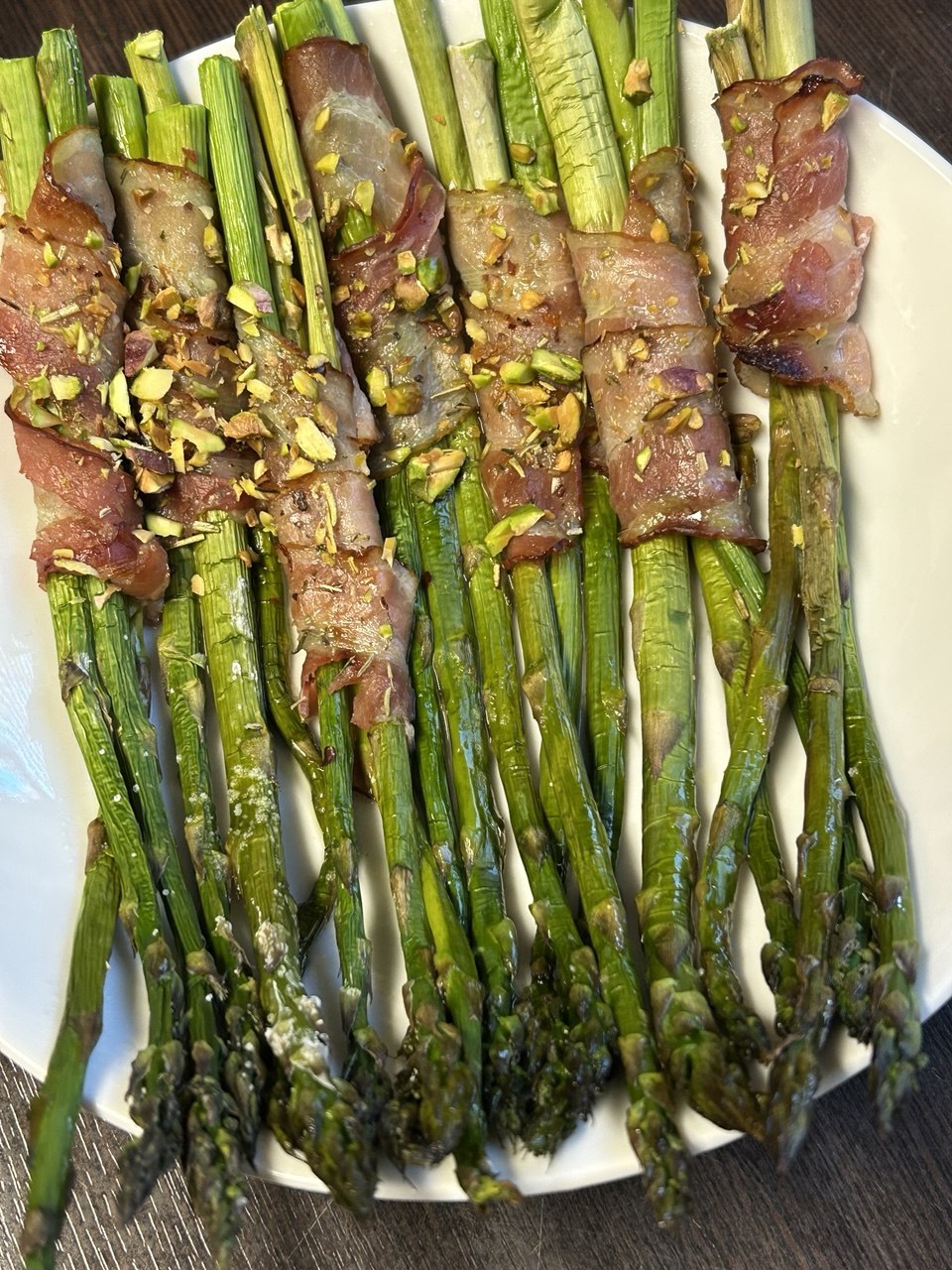 Спаржа, запеченная с беконом и фисташками
