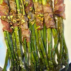 Спаржа, запеченная с беконом и фисташками
