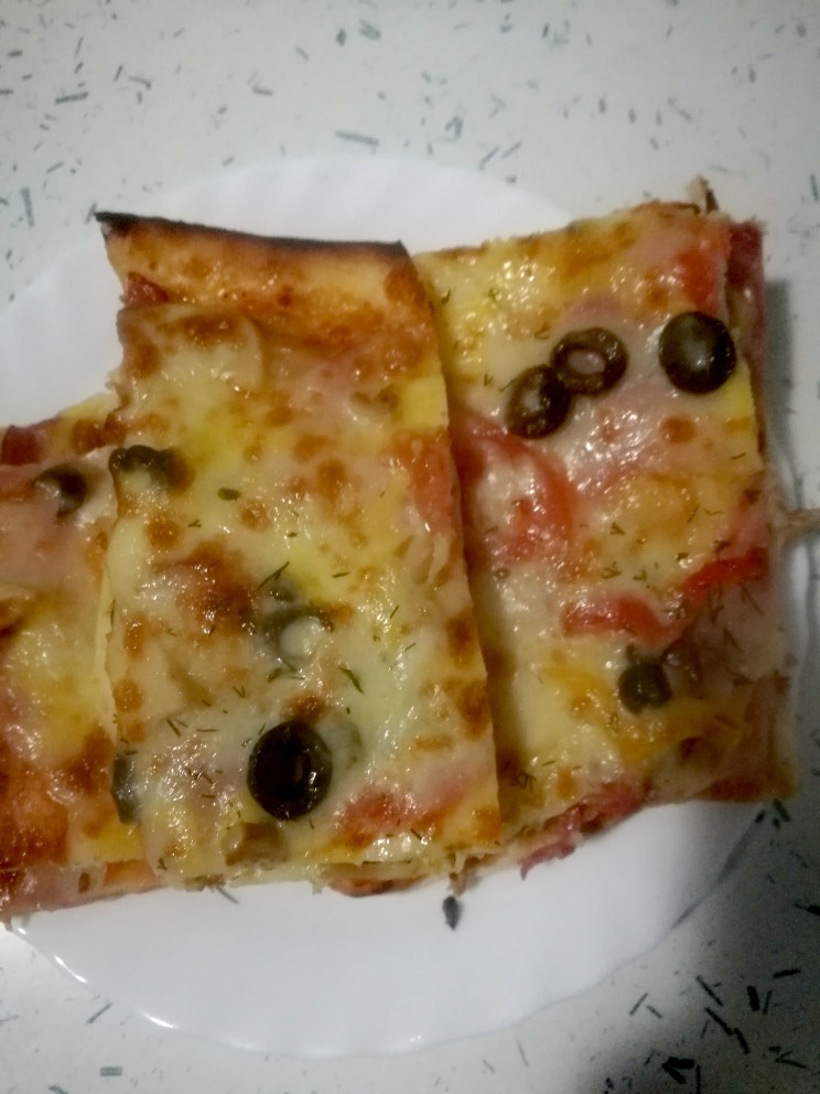 Пицца с ветчиной, грибами, помидорами и сыром