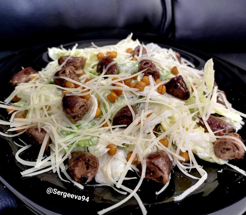 Салат с куриными сердечками и хрустящим нутом