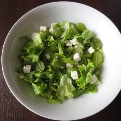 Легкий салат с виноградом и сыром фета