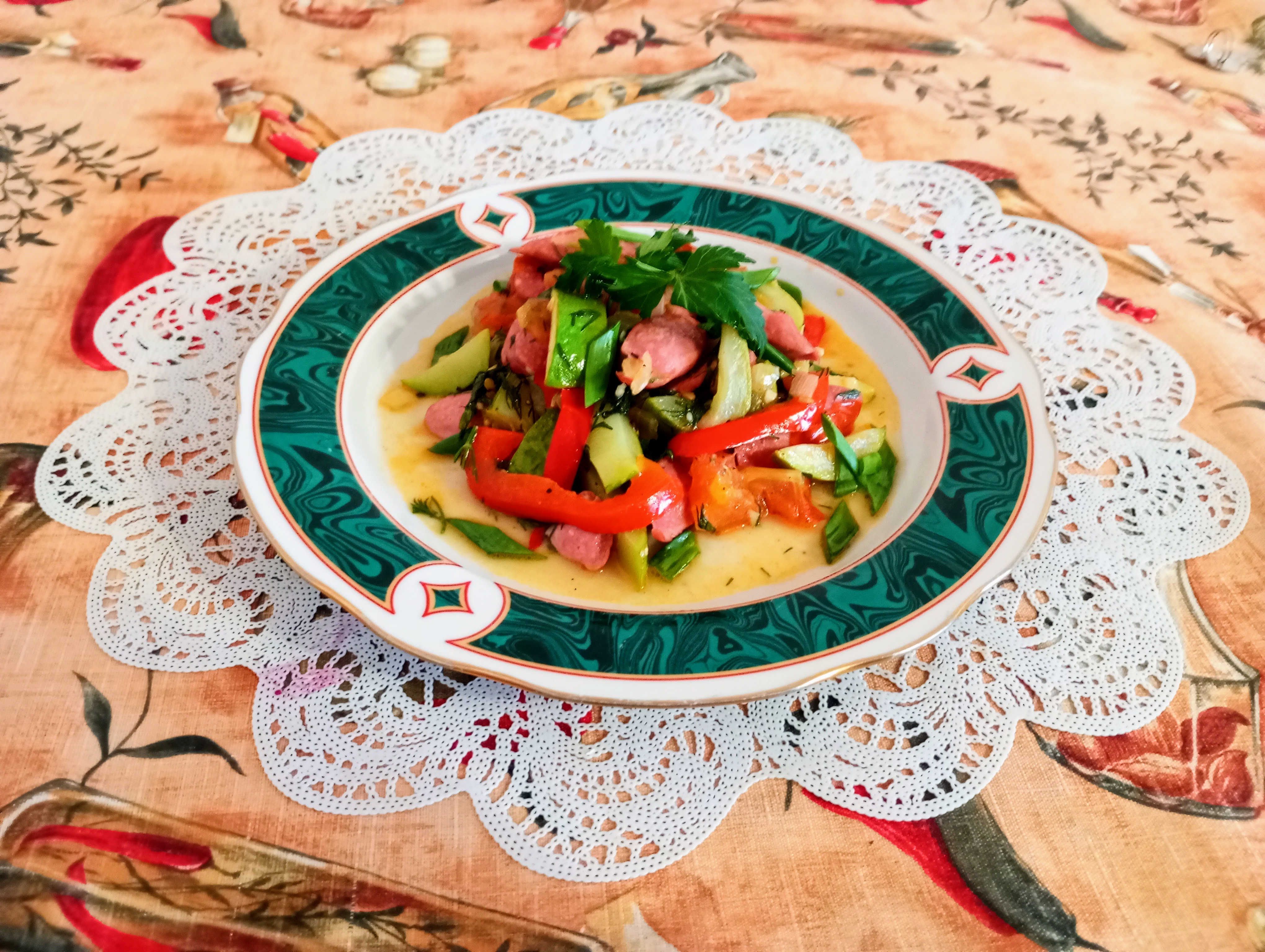 Овощное рагу с сосисками