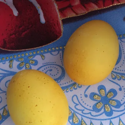 Крашеные яйца на Пасху куркумой 