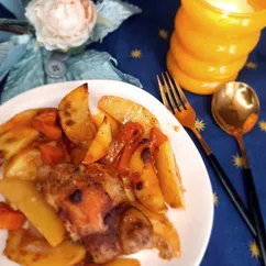 Куриные бедра с картофелем в томатном соусе