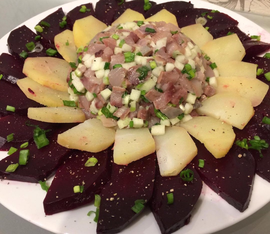 Готовим сельдь, запеченную с овощами в духовке