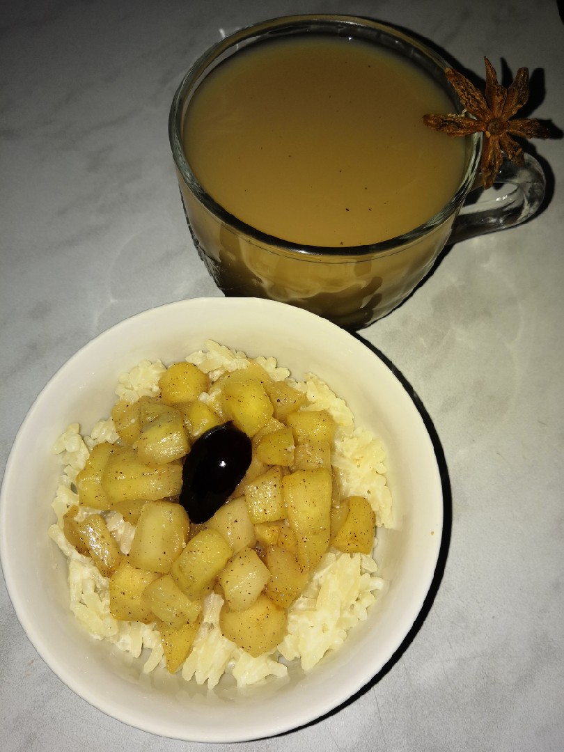 Молочная рисовая каша с пряным яблочком😊 #спас
