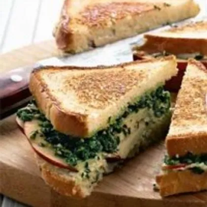 Горячий сэндвич с голубым сыром, орехами и яблоками
