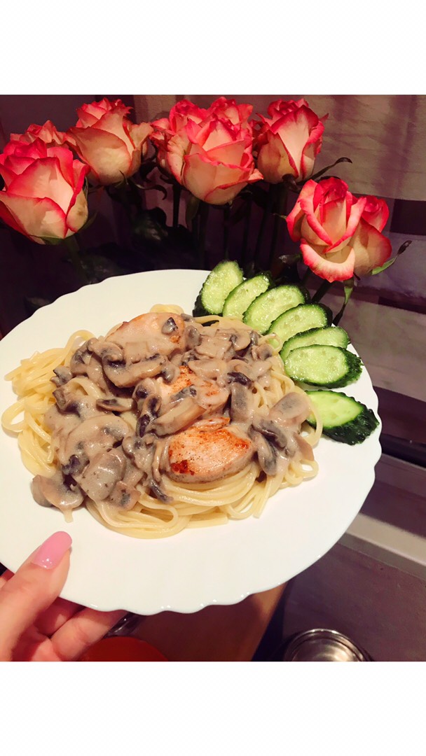 Лапша с куриными медальонами под грибным соусом