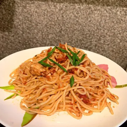 Спагетти с курицей в томатном соусе🍝🍅