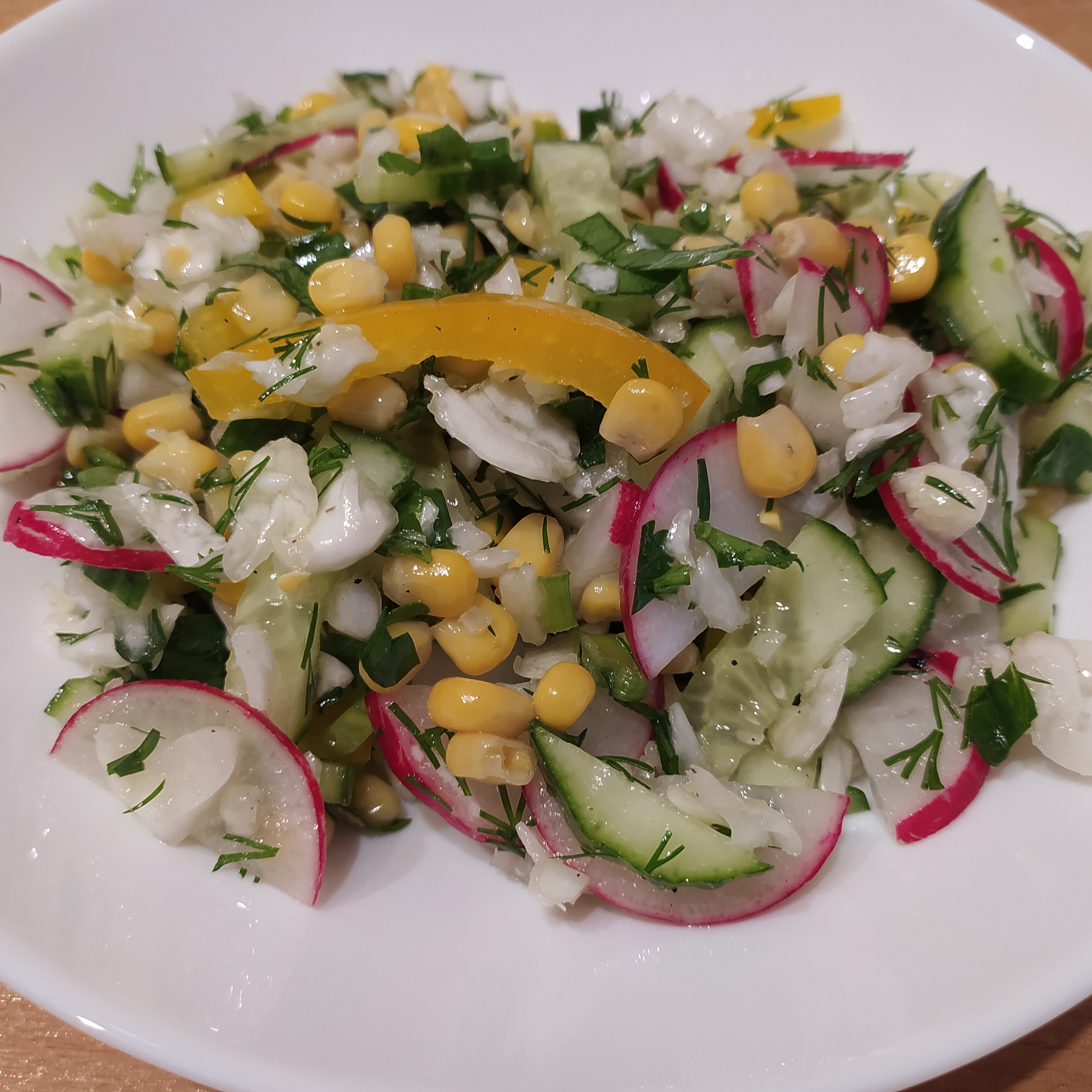 Салат из свежих овощей с капустой и кукурузой