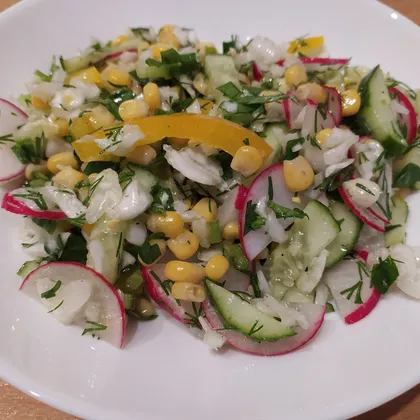 Салат из свежих овощей с капустой и кукурузой