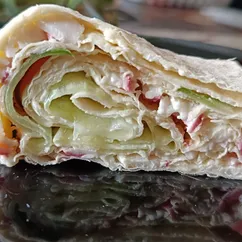 Рулет из лаваша с крабовыми палочками