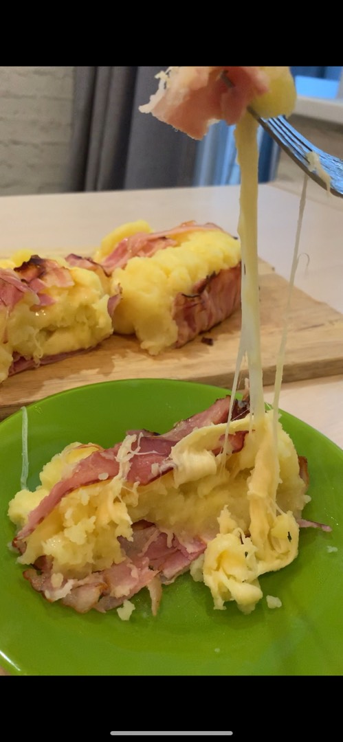 Картофельный рулет с сыром в беконе