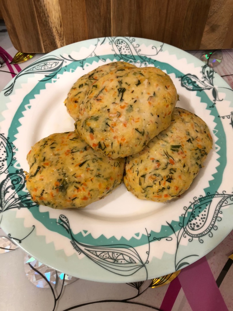 Куриные биточки с морковью и зеленью