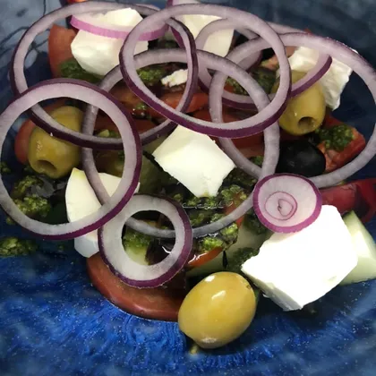 Греческий салат с песто