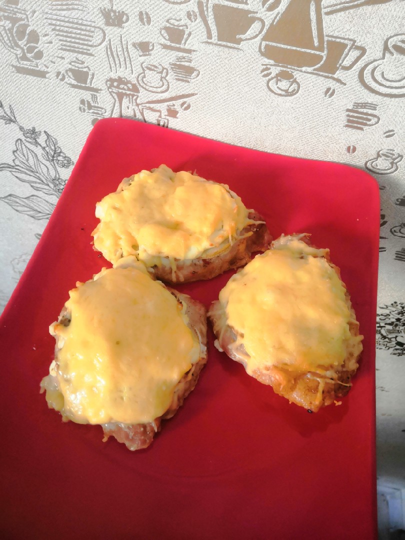 Свинина под сырной корочкой с грибами и сметаной