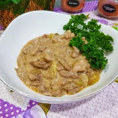 Бефстроганов из говядины с солёными огурцами
