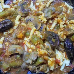 Куриные желудки с макаронами и овощами