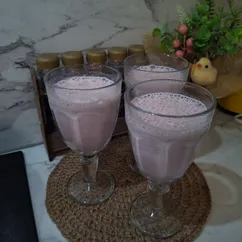 Коктейль молочный с клубникой