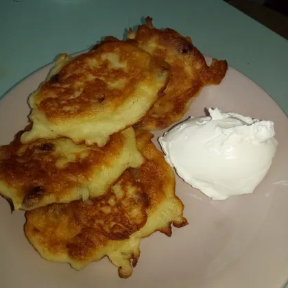 Сырники с яблоками и изюмом