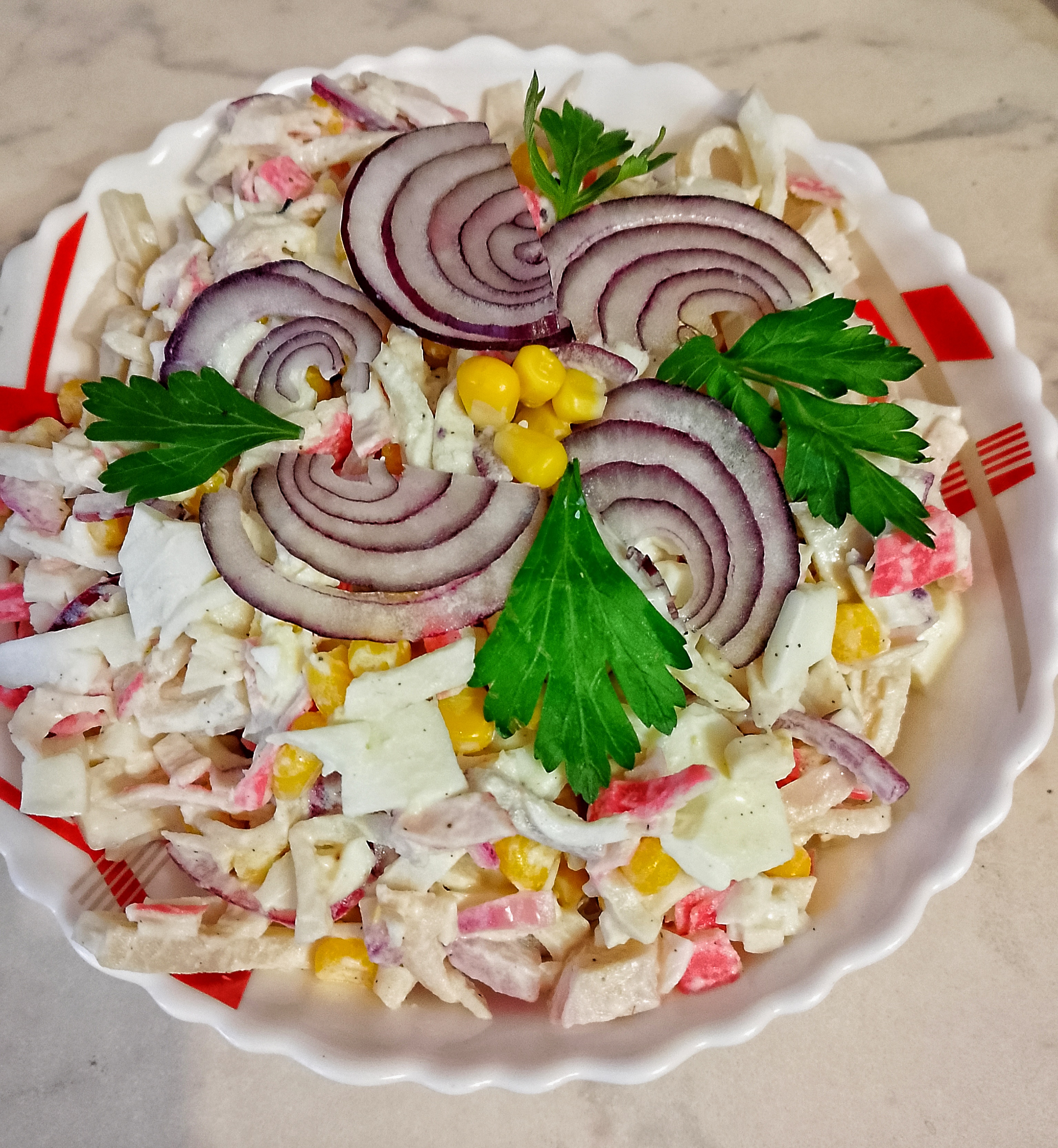 Салат с кальмарами, крабовыми палочками, маринованным красным луком